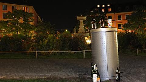 Bier und Weinflaschen am Gärtnerplatz. Vor allem während des Corona-Sommer wurde er zum Party-Hotspot.