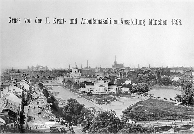 Was für ein Bild von 1898! Hinten thront das Maximilianeum, vorne links sind alte einfache Herbergshäuschen zu sehen, hinten rechts oben die Haidhauser Kirche St. Johann Baptist. Und vorne in der Mitte thront ein klassizistisches Holz(!)gebäude der Arbeitsmaschinenausstellung.