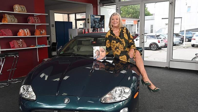 Schicker Schlitten: Jutta Speidel mit ihrem Jaguar-Cabrio, das sie zugunsten von "Horizont e. V." versteigert. Schicker Schlitten: Jutta Speidel mit ihrem Jaguar-Cabrio, das sie zugunsten von "Horizont e. V." versteigert.