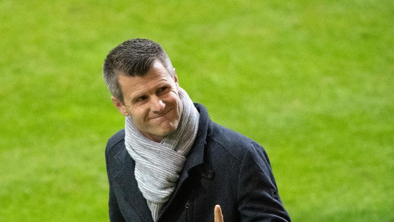 Trainer Jens Scheuer vom FC Bayern München grüßt in Richtung der Tribüne.
