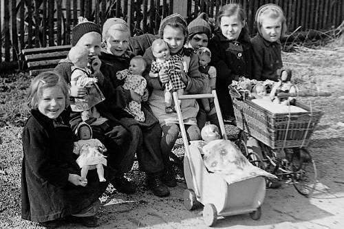 Kriegswaisen 1945 in Feldkirchen: bei der Vertreibung aus den Ostgebieten haben sie ihre Eltern verloren - die Innere Mission kümmerte sich um die Kleinen.