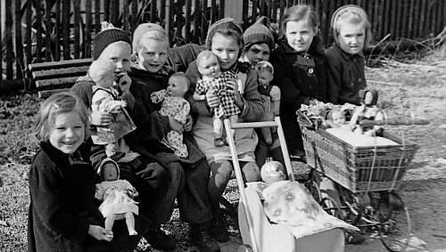 Kriegswaisen 1945 in Feldkirchen: bei der Vertreibung aus den Ostgebieten haben sie ihre Eltern verloren - die Innere Mission kümmerte sich um die Kleinen. Kriegswaisen 1945 in Feldkirchen: bei der Vertreibung aus den Ostgebieten haben sie ihre Eltern verloren - die Innere Mission kümmerte sich um die Kleinen.