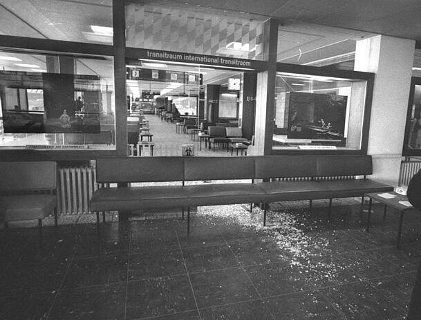 Der Transitraum am Flughafen Riem: Glassplitter zeigen die Zerstörung, die die Terroristen am 10. Februar 1970 auch dort hinterlassen. Der Transitraum am Flughafen Riem: Glassplitter zeigen die Zerstörung, die die Terroristen am 10. Februar 1970 auch dort hinterlassen.