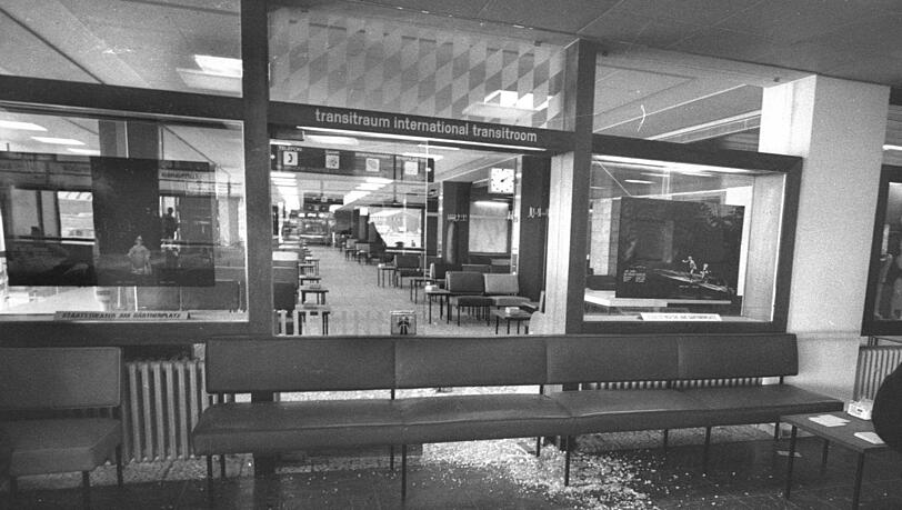 Der Transitraum am Flughafen Riem: Glassplitter zeigen die Zerstörung, die die Terroristen am 10. Februar 1970 auch dort hinterlassen. Der Transitraum am Flughafen Riem: Glassplitter zeigen die Zerstörung, die die Terroristen am 10. Februar 1970 auch dort hinterlassen.