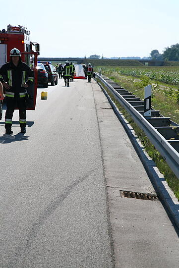 Schwerer Motorradunfall auf der A94 Richtung München: Ein 48-jähriger Motorradfahrer kommt ins Schleudern und stürzt. Er verletzt sich so schwer, dass er noch vor Ort stirbt.