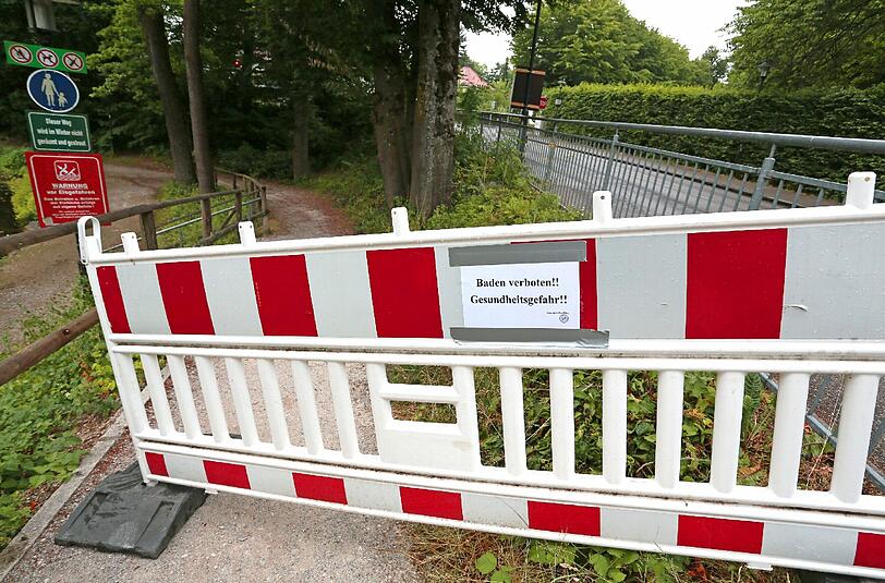 &bdquo;Baden verboten!! Gesundheitsgefahr!&ldquo;: Wer nur die Absperrung und das Schild sieht, denkt wohl eher an Bakterien als an Piranhas.