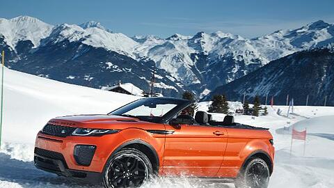 Mit Allradantrieb über die Piste - das Range Rover Evoque Cabrio verbindet Offroadtauglichkeit und Offenfahren.