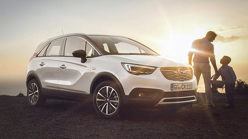 Während das Dach mit seiner Chromspange an den Opel Adam erinnert, zeigt die Front, dass der Crossland X zur neuen X-Familie gehört.