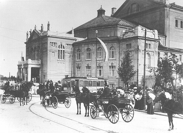 Kutschen neben Straßenbahnen: Das Foto von 1903 zeigt die Anfahrt zu den Richard-Wagner-Festspielen im Prinzregententheater. 1901 war es eröffnet worden.