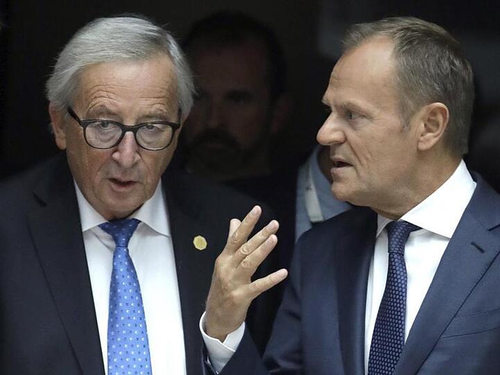 EU-Kommissionspräsident Jean-Claude Juncker (l) und Ratspräsident Donald Tusk nehmen Abschied.