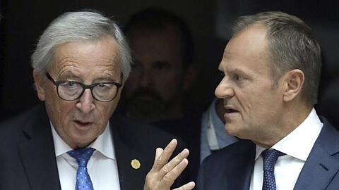 EU-Kommissionspräsident Jean-Claude Juncker (l) und Ratspräsident Donald Tusk nehmen Abschied.