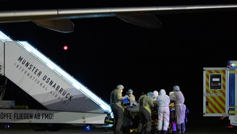 Auf dem Flughafen Münster-Osnabrück steht eine Maschine der Luftwaffe mit sechs Coroa-Patienten aus Süddeutschland, die von mehreren Krankenwagen in die umliegenden Krankenhäuser verlegt werden.