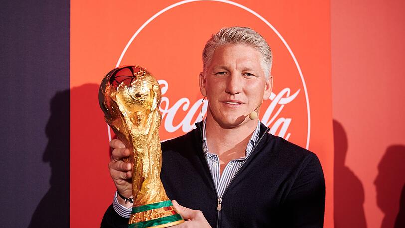 Bastian Schweinsteiger mit dem WM-Pokal.
