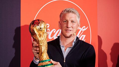 Bastian Schweinsteiger mit dem WM-Pokal.