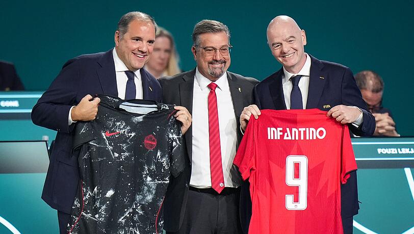 Victor Montagliani (l) posierte beim letzten FIFA-Kongress noch mit Gianni Infantino (r). (Archivbild)