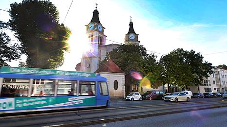 Weit im Westen: Die 17er Tram vor der Kirche Christk&ouml;nig &ndash; das Schloss Nymphenburg ist nicht mehr weit von hier.