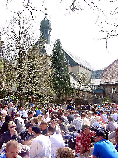 ....er hatte bei seiner 25. Wallfahrt zum Kloster einen Herzinfarkt erlitten.