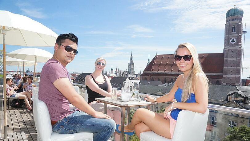 Sie ist bekannt und das mit Recht: Die Dachterrasse des Hotels Bayerischer Hof am Promenadeplatz in der Altstadt. Auf unserem Bild haben es sich die Teamleiterin Andrea (24), die Bankkauffrau Franziska (24) und der IT-Manager Jared gemütlich gemacht. Sie sagen: „Es macht Spaß, mitten in der Stadt abzuspannen von der Stadt. Das tut richtig gut!“ Sie ist bekannt und das mit Recht: Die Dachterrasse des Hotels Bayerischer Hof am Promenadeplatz in der Altstadt. Auf unserem Bild haben es sich die Teamleiterin Andrea (24), die Bankkauffrau Franziska (24) und der IT-Manager Jared gemütlich gemacht. Sie sagen: „Es macht Spaß, mitten in der Stadt abzuspannen von der Stadt. Das tut richtig gut!“
