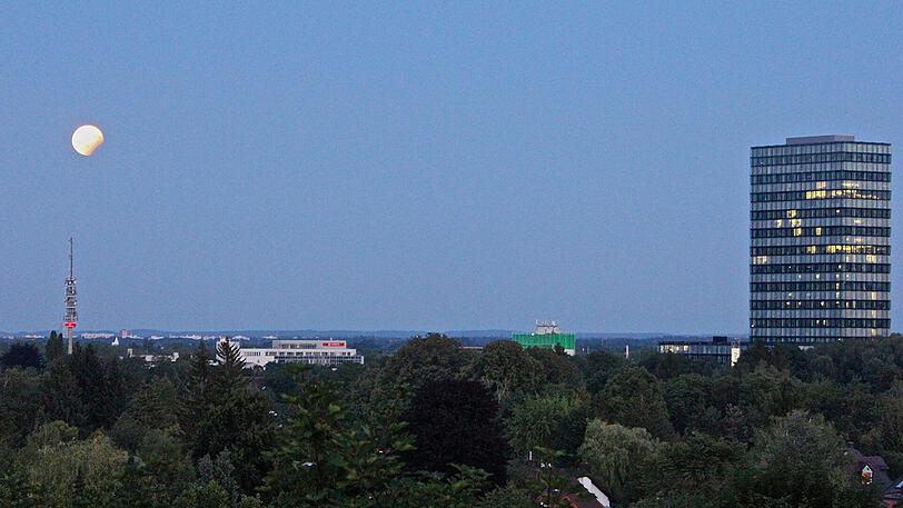 Der Mond über München - rechts das Gebäude der "SZ".