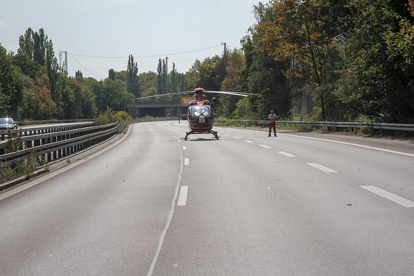 Der Pkw wurde komplett zerstört, sowohl die Fahrerin als auch der Fahrer erlitten schwere Verletzungen. Auch viele Insassen im Bus wurden verletzt. Die Bilder vom Unfallort auf der A73 bei Nürnberg.