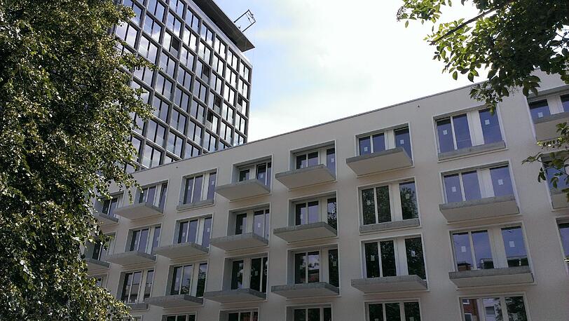 Im Turm gibt es ab dem 4. Stock nur noch Lofts. Weniger edel kommen da die Nebengebäude daher...