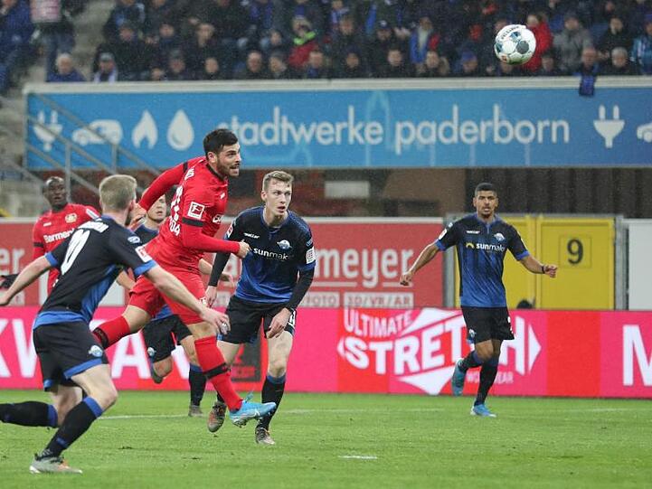 Kevin Volland trifft per Kopfball zur Leverkusener 1:0-Führung gegen den SC Paderborn.