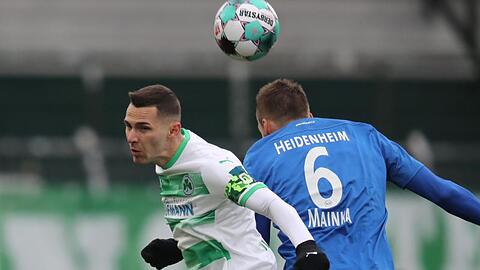 Der Fürther Branimir Hrgota (l) kämpft um den Ball.
