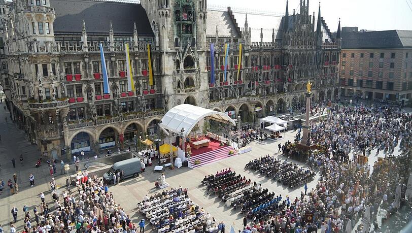 Gottesdienst am Marienplatz bei strahlendem Sonnenschein: Neben tausenden versammelten Christen nahm auch Ministerpräsident Markus Söder (CSU) an der Feier teil. Er saß in der ersten Reihe vor der Bühne. Gottesdienst am Marienplatz bei strahlendem Sonnenschein: Neben tausenden versammelten Christen nahm auch Ministerpräsident Markus Söder (CSU) an der Feier teil. Er saß in der ersten Reihe vor der Bühne.