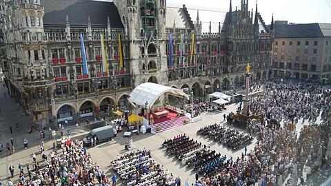 Gottesdienst am Marienplatz bei strahlendem Sonnenschein: Neben tausenden versammelten Christen nahm auch Ministerpräsident Markus Söder (CSU) an der Feier teil. Er saß in der ersten Reihe vor der Bühne.
