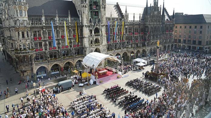 Gottesdienst am Marienplatz bei strahlendem Sonnenschein: Neben tausenden versammelten Christen nahm auch Ministerpräsident Markus Söder (CSU) an der Feier teil. Er saß in der ersten Reihe vor der Bühne.