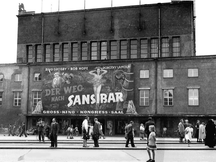 1960er Jahre: Auf der Ludwigsbrücke vor dem Eingang zum Groß-Kino im Deutschen Museum.