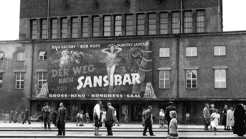1960er Jahre: Auf der Ludwigsbrücke vor dem Eingang zum Groß-Kino im Deutschen Museum. 1960er Jahre: Auf der Ludwigsbrücke vor dem Eingang zum Groß-Kino im Deutschen Museum.