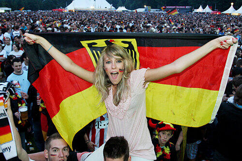 Freuen kann sich, wer Urlaub hat und das Deutschlandspiel wie hier beim Public Viewing auf der Wöhrder Wiese schauen darf.