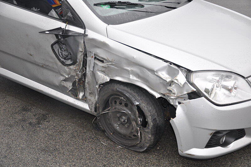 Vermutlich aufgrund einer Panne stieg ein Fahrer auf der A94 aus seinem Auto aus und wurde von einem herankommenden Lkw erfasst. Er starb an der Unfallstelle.