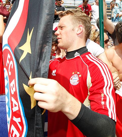 Und Manuel Neuer? Der gab inzwischen Autogramme, ging auf Tuchfühlung mit den Fans.