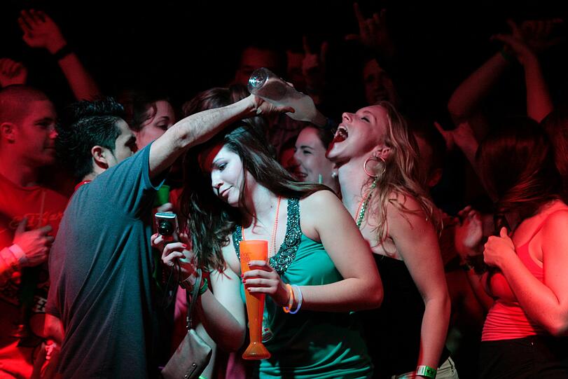 Nun nach Übersee zum legendären Spring Break. Zu den gleichnamigen Ferien lassen viele amerikanische Studenten die Sau raus und oft auch die Hüllen fallen.