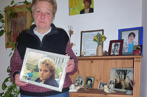 Almut H. in ihrer Haidhauser Wohnung: Alles erinnert an ihre geliebte Tochter. Inga wurde am 6.April 1988 ermordet.