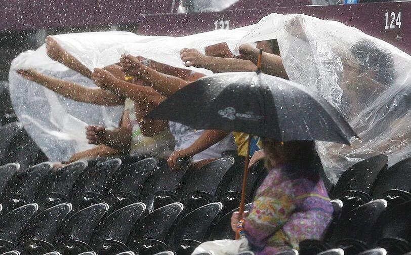 Ein heftiges Gewitter hat zu einer Unterbrechung der EM-Partie zwischen der Ukraine und Frankreich geführt. Die Bilder.