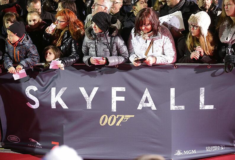 Fans säumen sich zur "Skyfall"-Premiere entlang des roten Teppichs.