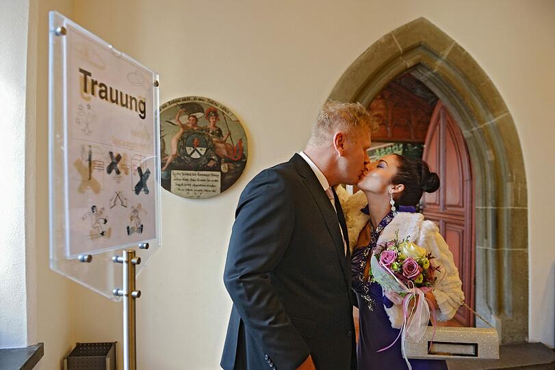 Der Hochzeitskuss am "Schnaps-Datum".