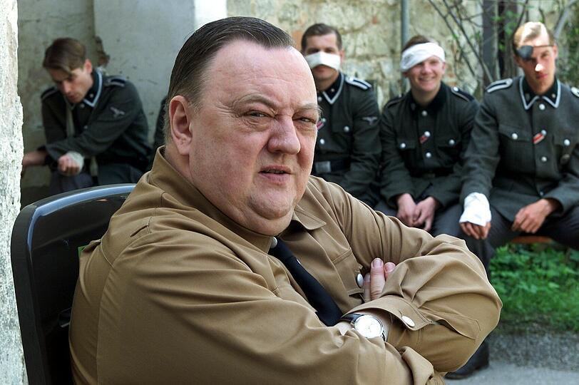 Dieter Pfaff im Schloss Eglingen auf der Schwaebischen Alb waehrend einer Drehpause zum Film "Goebbels und Geduldig".
