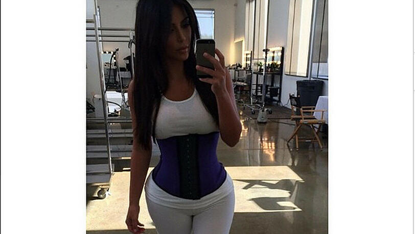 Kim Kardashian trägt ihr Korsett sogar im Fitness-Studio Kim Kardashian trägt ihr Korsett sogar im Fitness-Studio