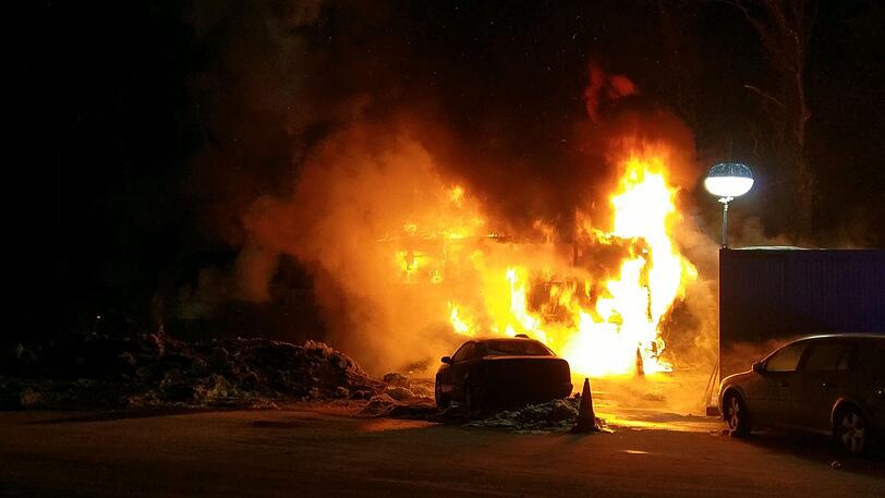 Am frühen Sonntagmorgen brannte ein Reisebus am Grenzübergang Walserberg komplett aus. Die Bilder vom Einsatz.