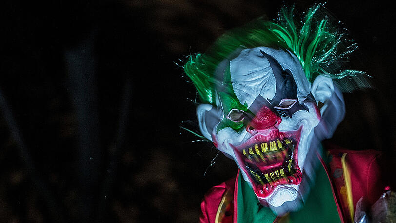 Drei junge Frauen waren im September mit Clowns-Masken unterwegs und jagten mehreren Personen in Würzburg einen Schrecken ein. (Symbolbild)