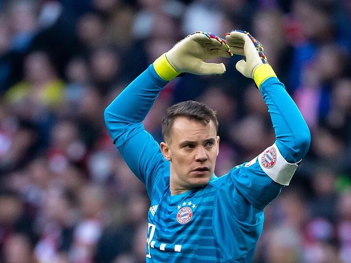 Torwart Manuel Neuer hofft, noch in dieser Saison wieder im Tor stehen zu können.