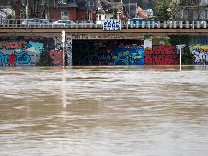 Die Saar ist in Saarbrücken über die Ufer getreten.