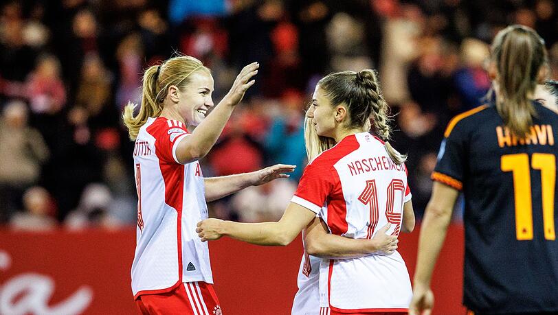 Katharina Naschenweng (r) und Glodis Viggosdottir jubeln nach dem Tor zum 2:0.
