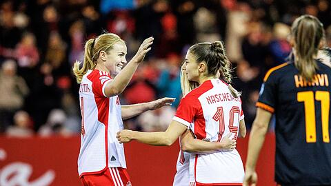 Katharina Naschenweng (r) und Glodis Viggosdottir jubeln nach dem Tor zum 2:0.