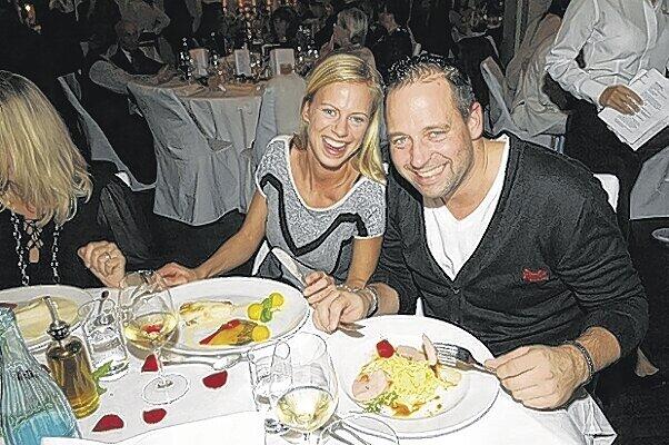 Liebe geht wirklich durch den Magen: Star-DJ Tom Novy und Moderatorin Anneke Dürkopp strahlen beim Essen.