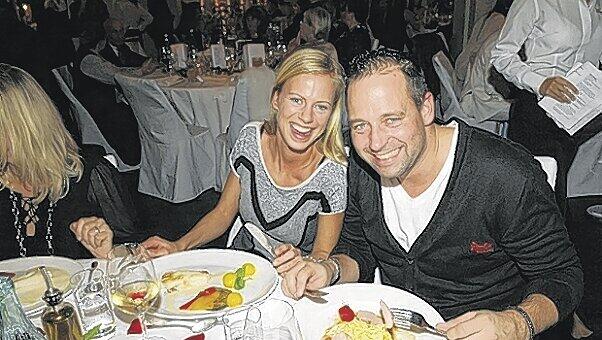 Liebe geht wirklich durch den Magen: Star-DJ Tom Novy und Moderatorin Anneke Dürkopp strahlen beim Essen.